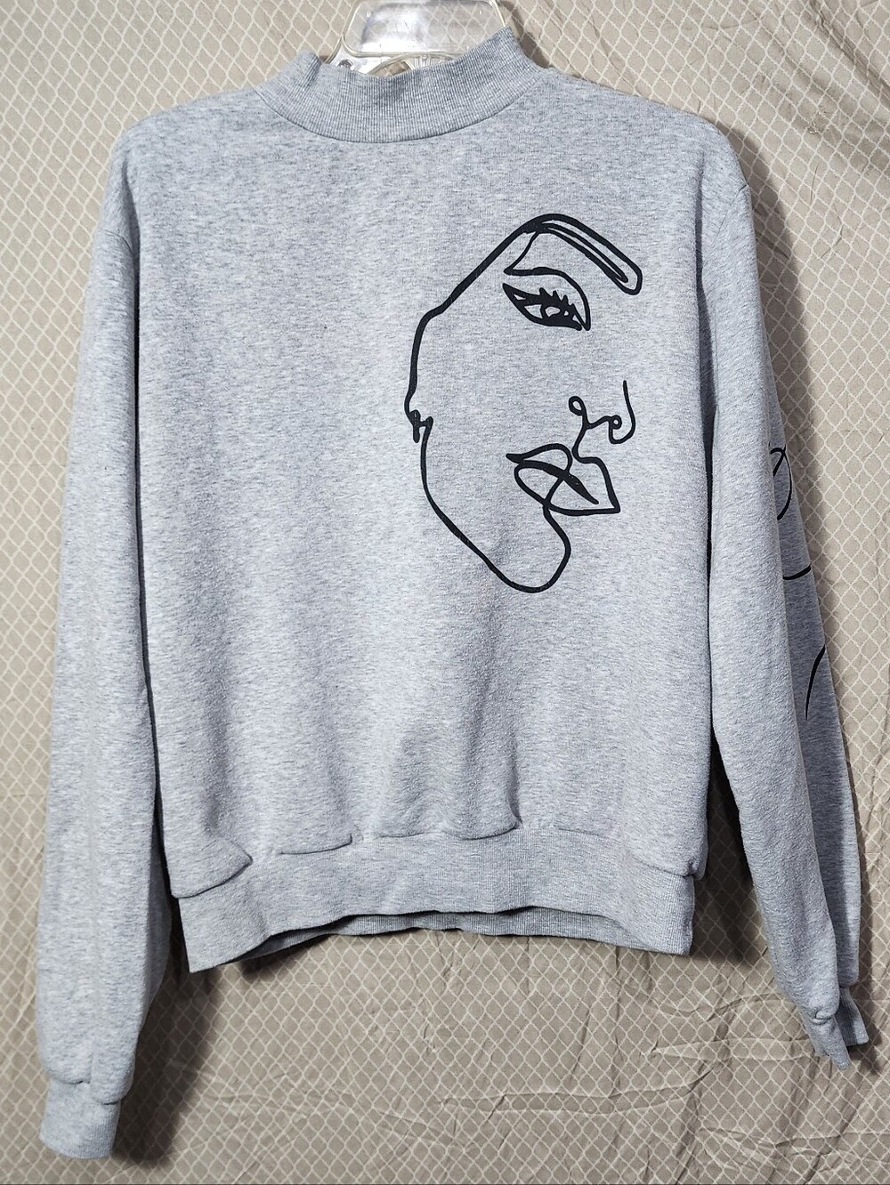 Modish Rebel Gray Mock Neck Line Art Graphic Face Women's Large